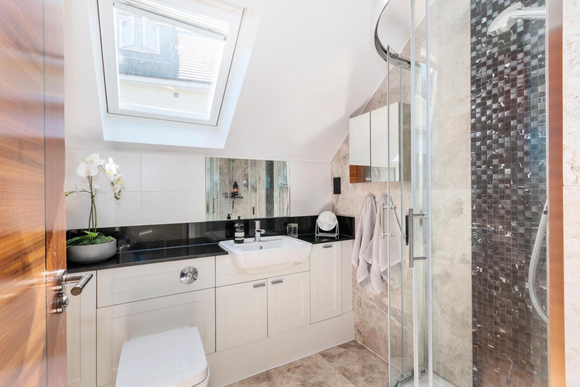 Weybridge - 2 Bed - Parking Διαμέρισμα Εξωτερικό φωτογραφία