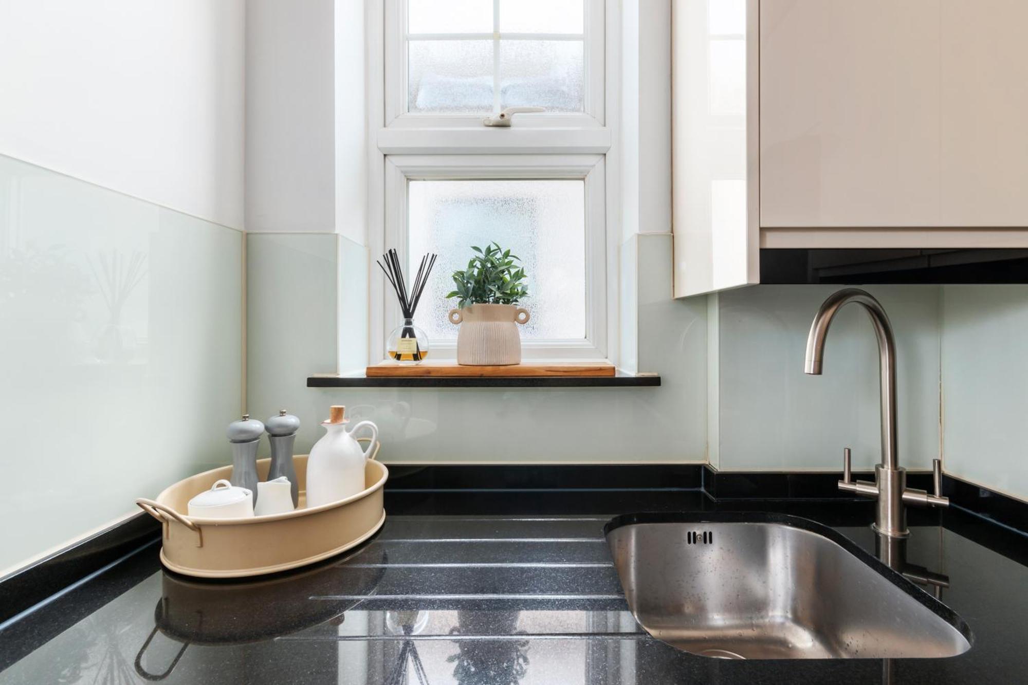 Weybridge - 2 Bed - Parking Διαμέρισμα Εξωτερικό φωτογραφία